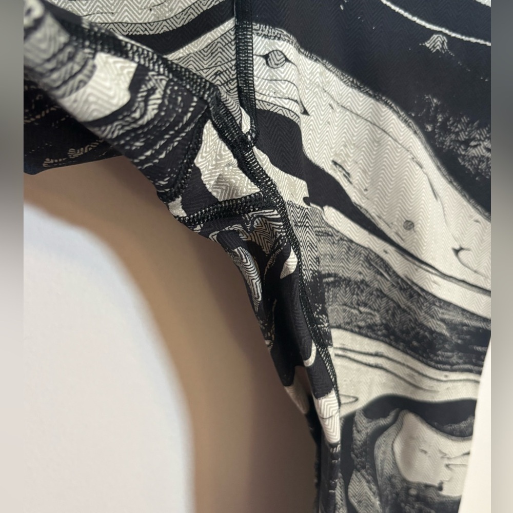 Lululemon Run Inspire Crop II Leggings Black White Marble Print Size 4 - Picture 3 of 10